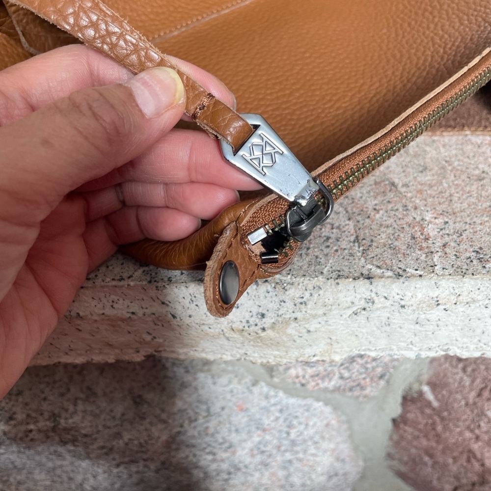 Elegant Brown Leather Tote Bag - Picture 8 of 12